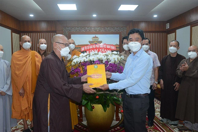 Ban Trị sự GHPGVN quận 6 trao số tiền 100 triệu đồng xây nhà tình thương Ban Trị sự GHPGVN quận 6 trao số tiền 100 triệu đồng xây nhà tình thương