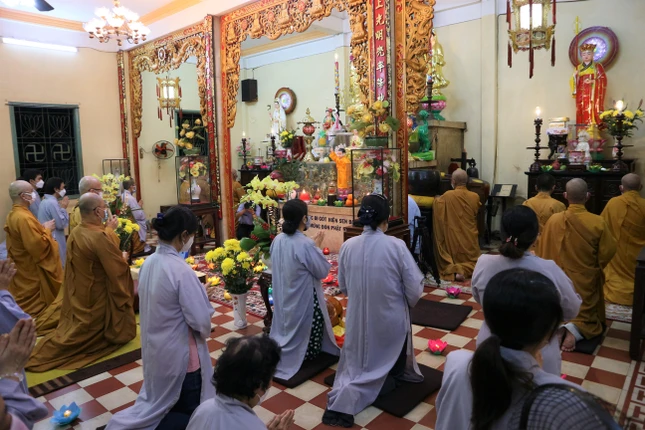 Chư tôn đức thành viên Ban Hướng dẫn Phật tử TP và Phật tử tham dự khóa lễ