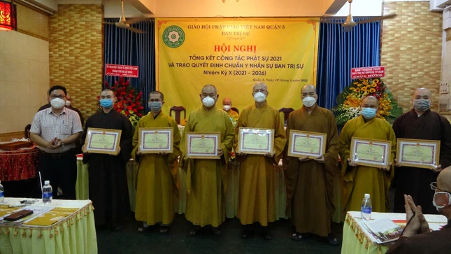 Và cá nhân chư tôn đức thành viên Ban Trị sự Phật giáo quận 5 hoạt động Phật sự xuất sắc trong năm 2021