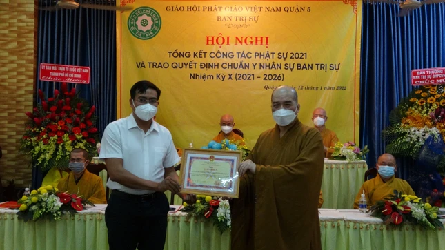 Chính quyền quận 5 trao tặng nhiều bằng khen cho tập thể...