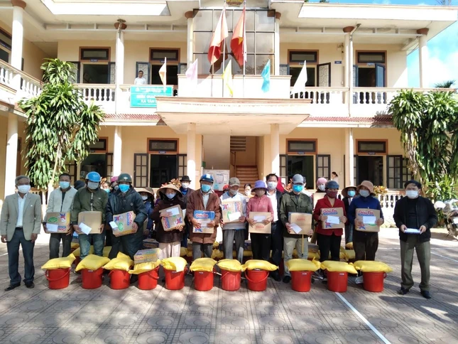 1.000 phần quà đã được trao trong chuyến từ thiện 1.000 phần quà đã được trao trong chuyến từ thiện