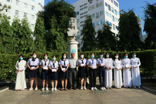 Các nữ sinh lớp 11 được trao học bổng tại tượng đài liệt nữ Quách Thị Trang