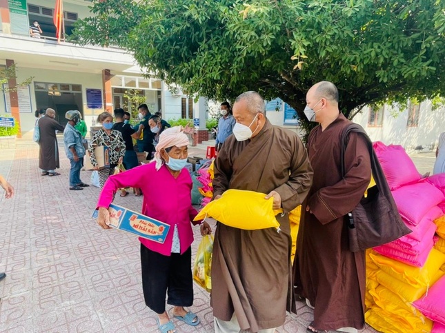 Quà tặng giúp người dân có hoàn cảnh khó khăn vui xuân đón Tết Quà tặng giúp người dân có hoàn cảnh khó khăn vui xuân đón Tết