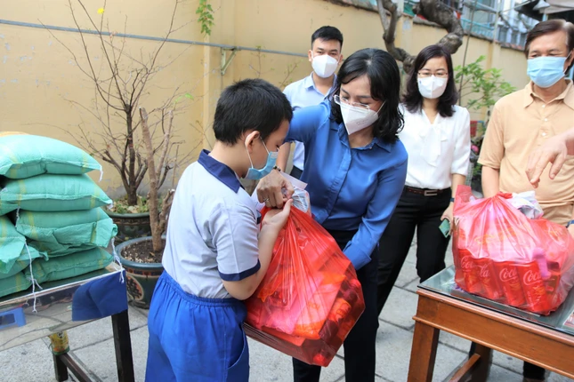 Mỗi phần quà trị giá 550 ngàn đồng