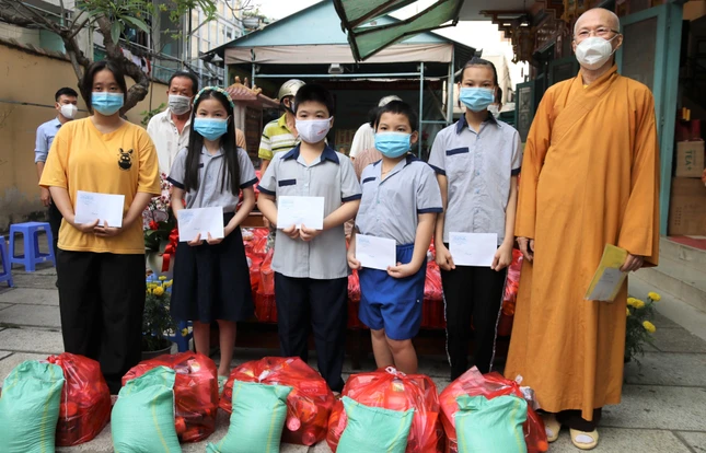 Qùa Tết tặng đoàn sinh Câu lạc bộ Thanh thiếu niên Phật tử của chùa Thiên Tôn