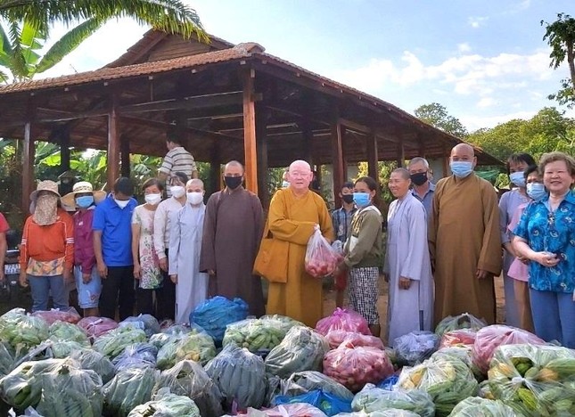 Phái đoàn tặng nông sản cho đồng bào dân tộc - Ảnh: Phước Ngô