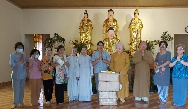 Thượng tọa Thích Duy Trấn cúng dường các ngôi tự viện vùng sâu, vùng xa trên địa bàn huyện Bù Gia Mập - Ảnh: Phước Ngô