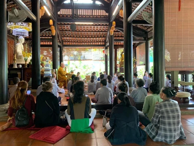 Đồng bào nghe thuyết pháp đầu năm mới