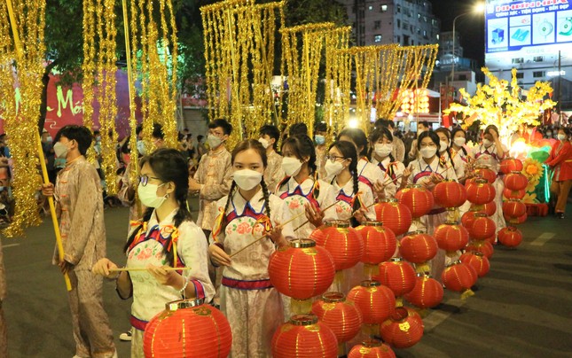 Đoàn biểu diễn mừng Tết Nguyên tiêu