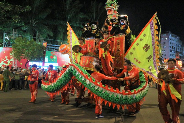 Nngười dân cổ vũ và phấn khích với tất cả các tiết mục diễu hành