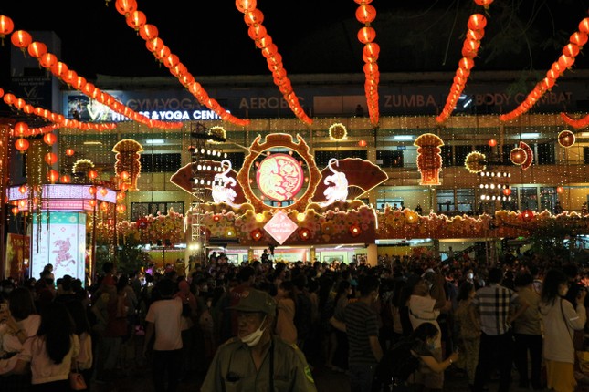 Hàng nghìn người có mặt tại Nhà Văn hóa quận 5 tham dự lễ hội Tết Nguyên tiêu