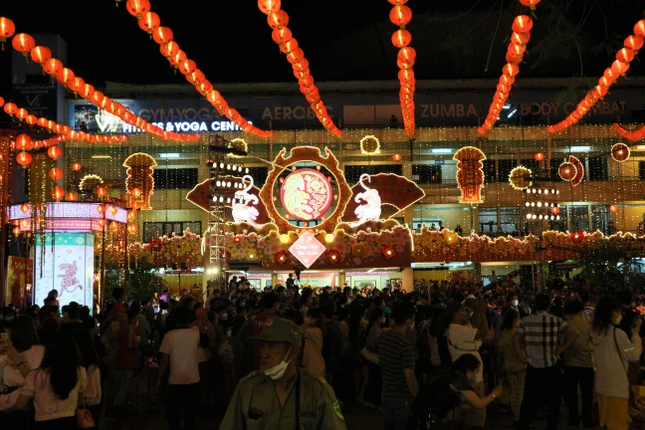 Hàng nghìn người có mặt tại Nhà Văn hóa quận 5 tham dự lễ hội Tết Nguyên tiêu