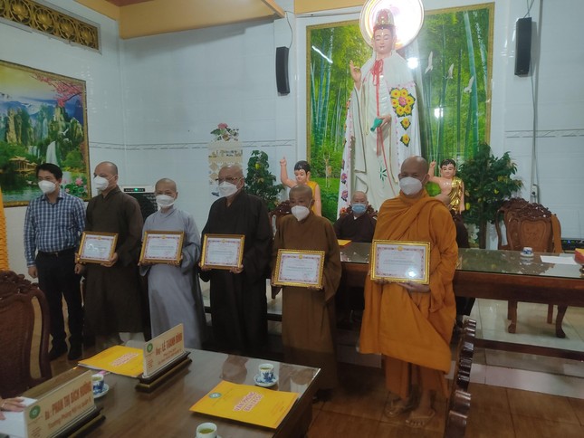 Trao Giấy khen đến các cá nhân, tự viện