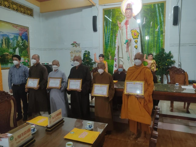 Trao Giấy khen đến các cá nhân, tự viện