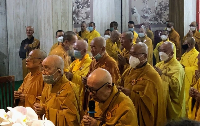 Chư tôn đức niêm hương tưởng niệm