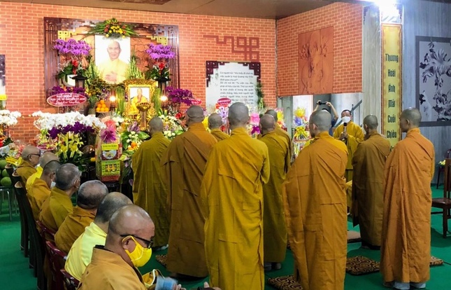 Giác linh đài tôn trí di ảnh cố Hòa thượng