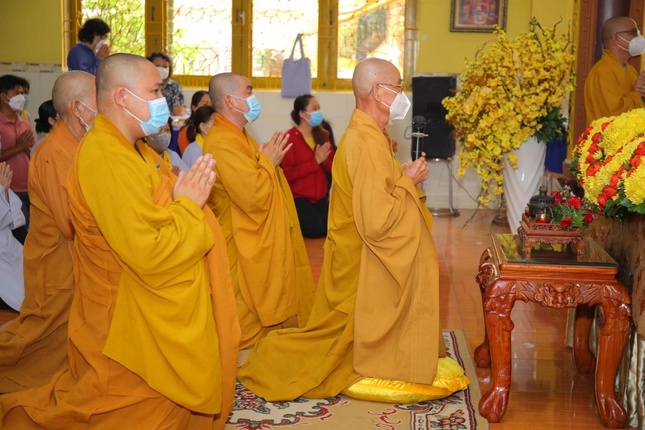 Chư tôn đức thành kính tưởng niệm Hòa thượng khai sơn chùa Pháp Giới