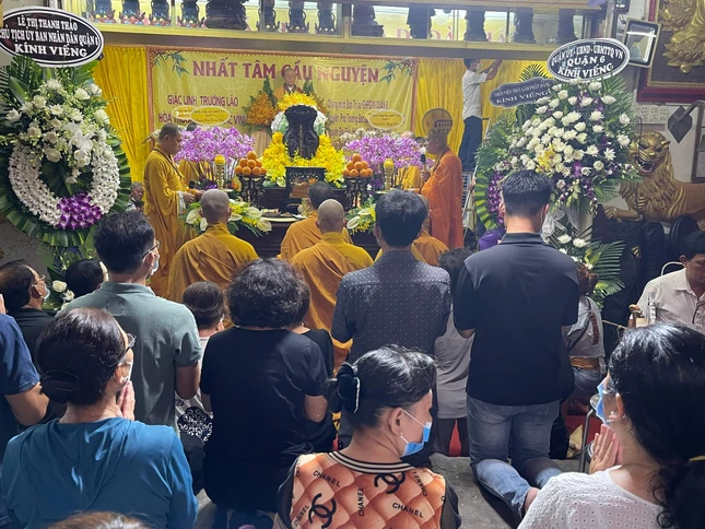 Chư tôn đức, môn đồ pháp quyến nhất tâm cầu nguyện