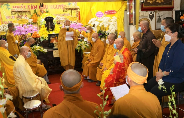 Cung tuyên đọc tiểu sử Hòa thượng tân viên tịch