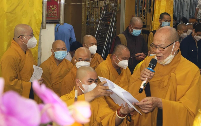 Thượng tọa Thích Thiện Nghĩa, Trưởng ban Trị sự Phật giáo quận 6 đọc lời tưởng niệm