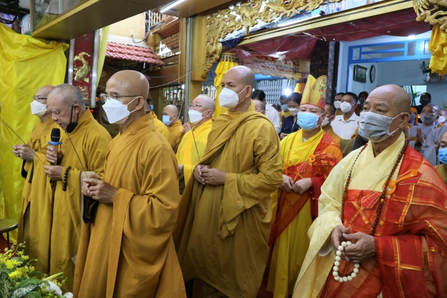 Chư tôn đức Ban Trị sự Phật giáo TP, Ban Tổ chức lễ tang niêm hương trước Giác linh đài Hòa thượng tân viên tịch