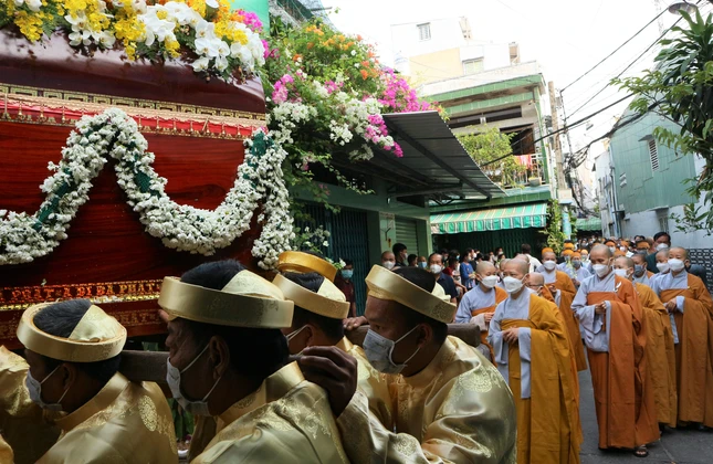 Tiễn đưa Hòa thượng đến nơi trà tỳ, khép lại cuộc đời đạo hạnh viên tròn
