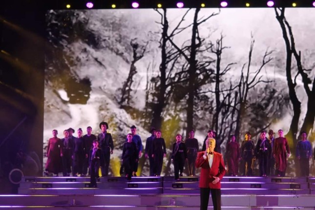 NSND Quang Thọ và nhóm múa trình diễn “Ta tự hào đi lên, ôi Việt Nam”