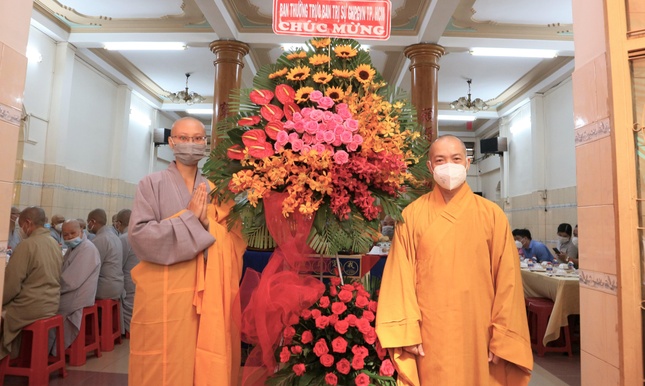 Thượng tọa Thích Quang Thạnh thay mặt Ban Thường trực Ban Trị sự Phật giáo TP.HCM tặng hoa chúc mừng đến Sư cô tân trụ trì Trúc Lâm tịnh xá Thượng tọa Thích Quang Thạnh thay mặt Ban Thường trực Ban Trị sự Phật giáo TP.HCM tặng hoa chúc mừng đến Sư cô tân trụ trì Trúc Lâm tịnh xá