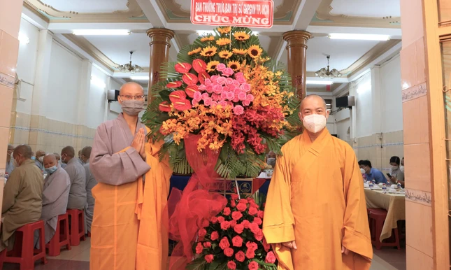 Thượng tọa Thích Quang Thạnh thay mặt Ban Thường trực Ban Trị sự Phật giáo TP.HCM tặng hoa chúc mừng đến Sư cô tân trụ trì Trúc Lâm tịnh xá