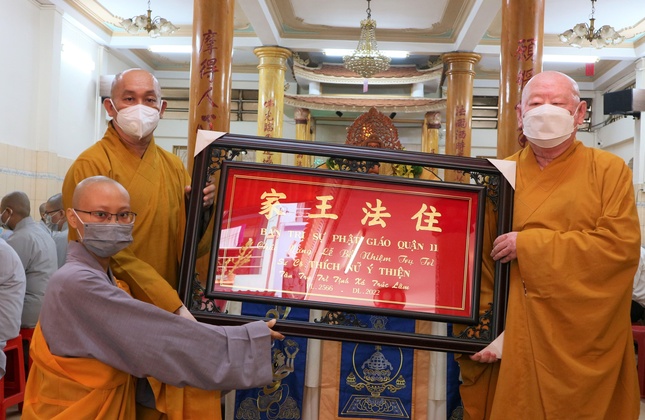 Thượng tọa Thích Nguyên Sĩ, Trưởng ban Trị sự GHPGVN quận 11 và Thượng tọa Thích Duy Trấn, Phó Thường trực Ban Trị sự Phật giáo quận 11 tặng khánh vàng chúc mừng tân trụ trì Thượng tọa Thích Nguyên Sĩ, Trưởng ban Trị sự GHPGVN quận 11 và Thượng tọa Thích Duy Trấn, Phó Thường trực Ban Trị sự Phật giáo quận 11 tặng khánh vàng chúc mừng tân trụ trì