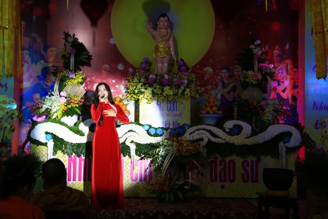 Nhiều tiết mục văn nghệ thành kính cúng dường Đức Phật Nhiều tiết mục văn nghệ thành kính cúng dường Đức Phật