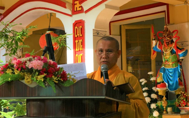 Thượng tọa Thích Minh Bảo tuyên đọc Thông điệp Đại lễ Phật đản của Đức Quyền Pháp chủ GHPGVN