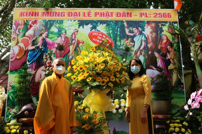 Chủ tịch Ủy ban MTTQVN huyện Cần Giờ tặng hoa chúc mừng