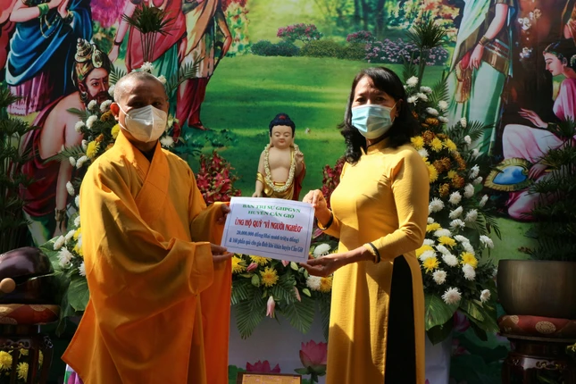 Thượng tọa Thích Minh Bảo trao bảng tượng trưng số tiền Ban Trị sự Phật giáo huyện Cần Giờ ủng hộ Quỹ "Vì người nghèo"