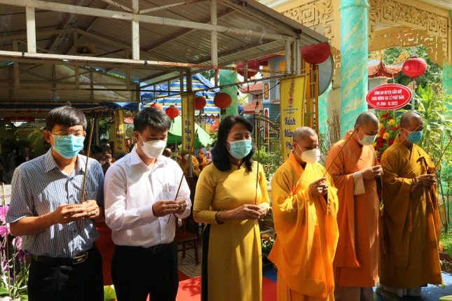 Chư tôn đức và đại biểu chính quyền dâng hương