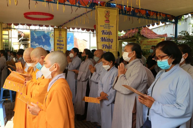 Trang nghiêm hướng về Đức Phật