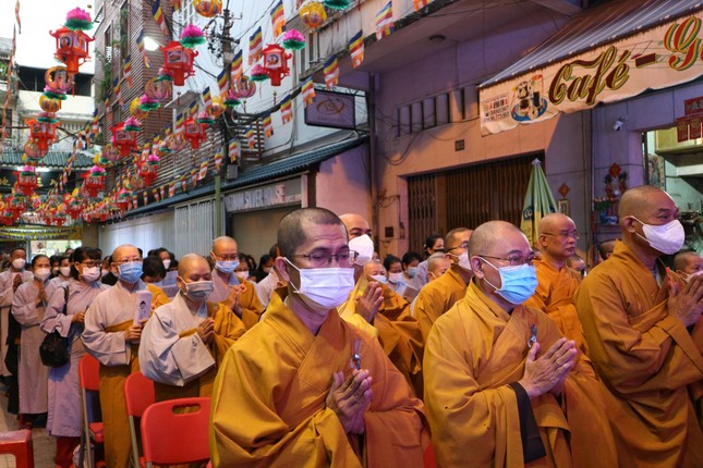 Chư tôn đức và Phật tử thành kính tham dự lễ