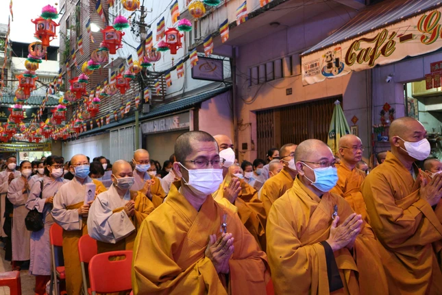 Chư tôn đức và Phật tử thành kính tham dự lễ Chư tôn đức và Phật tử thành kính tham dự lễ