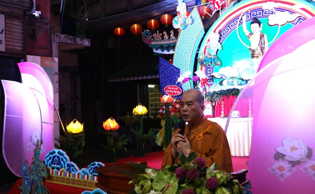 Thượng tọa Thích Truyền Cường tuyên đọc Diễn văn Phật đản của Hòa thượng Chủ tịch Hội đồng Trị sự GHPGVN