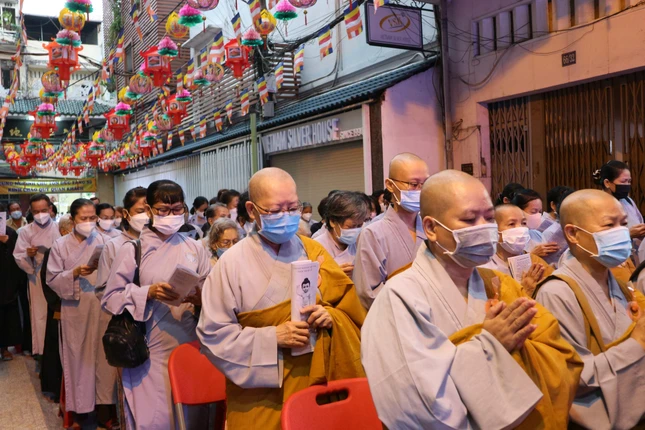 Lắng lòng hướng về Đức Phật Lắng lòng hướng về Đức Phật