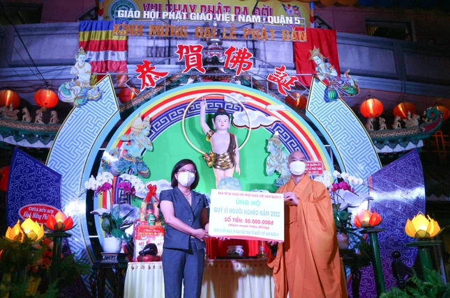 Đại đức Thích Giác Nghiêm, Phó ban kiêm Chánh Thư ký Ban Trị sự Phật giáo quận 5 trao bảng tượng trưng ủng hộ số tiền 50 triệu đồng đến Quỹ “Vì người nghèo” Đại đức Thích Giác Nghiêm, Phó ban kiêm Chánh Thư ký Ban Trị sự Phật giáo quận 5 trao bảng tượng trưng ủng hộ số tiền 50 triệu đồng đến Quỹ “Vì người nghèo”