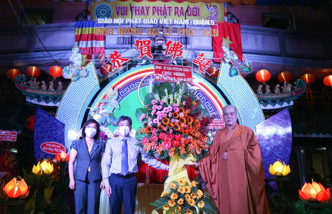 Chính quyền địa phương chúc mừng