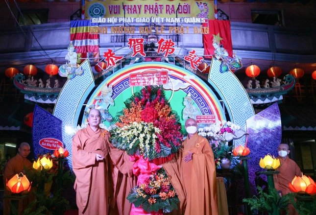 Nhiều lẵng hoa gửi đến chúc mừng Đại lễ Phật đản Nhiều lẵng hoa gửi đến chúc mừng Đại lễ Phật đản