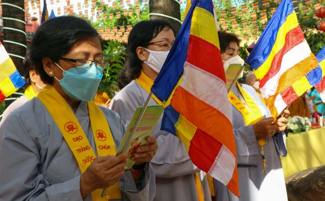 Phật tử tụng kinh mừng Khánh đản