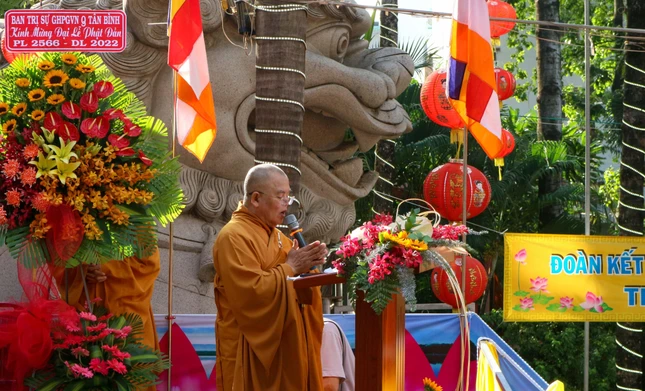 Hòa thượng Thích Thiện Hòa, Trưởng ban Trị sự Phật giáo quận Tân Phú cung tuyên Thông điệp Đại lễ Phật đản của Đức Quyền Pháp chủ GHPGVN