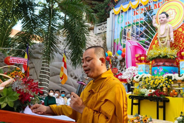 Đại đức Thích Quảng Tiến tuyên đọc Diễn văn Phật đản của Hòa thượng Chủ tịch Hội đồng Trị sự GHPGVN