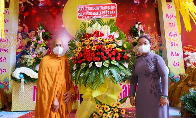 Bà Lê Thị Thanh Thảo, Chủ tịch Ủy ban Nhân dân quận tặng hoa chúc mừng