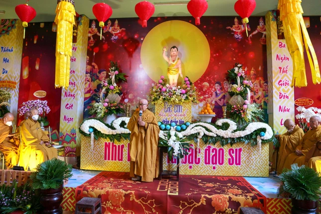 Hòa thượng Thích Như Tín sách tấn hành giả an cư