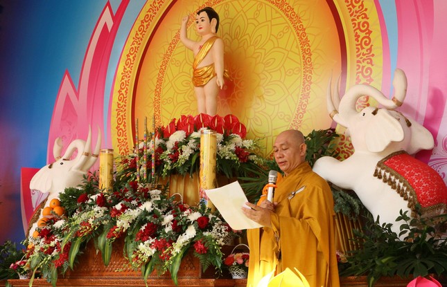 Thượng tọa Thích Nguyên Sĩ tuyên đọc Diễn văn Phật đản của Hòa thượng Chủ tịch Hội đồng Trị sự GHPGVN Thượng tọa Thích Nguyên Sĩ tuyên đọc Diễn văn Phật đản của Hòa thượng Chủ tịch Hội đồng Trị sự GHPGVN