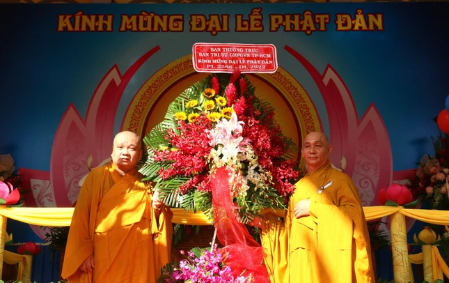 Thượng tọa Thích Nguyên Sĩ đón nhận lẵng hoa chúc mừng của Ban Trị sự Phật giáo TP